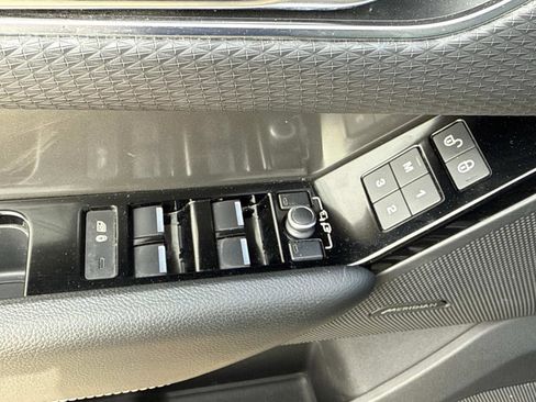 Used 2020 Land Rover Range Rover Velar S image 18