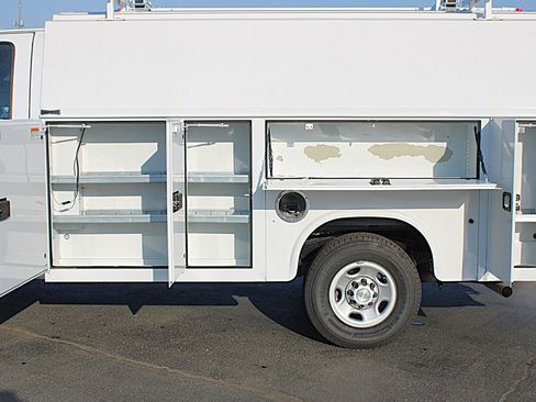 Used 2022 Chevrolet Express 3500 w/ Power Convenience Package image 16