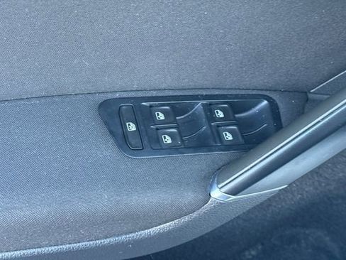 Used 2016 Volkswagen e-Golf SE w/ DC Fast Charging Package image 12