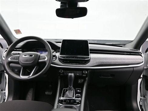 Used 2025 Jeep Compass Sport image 17