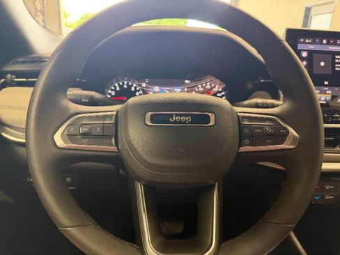 Used 2025 Jeep Compass Limited AWD/4WD image 21