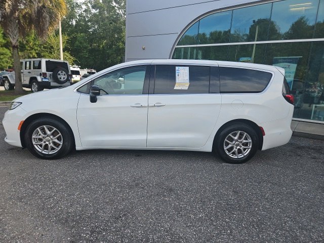 Used 2024 Chrysler Pacifica Touring-L FWD image 2