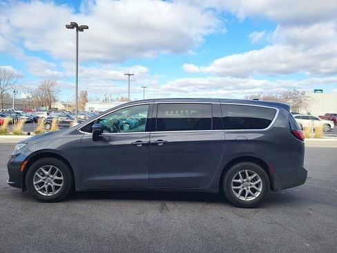 Used 2023 Chrysler Pacifica Touring-L image 6