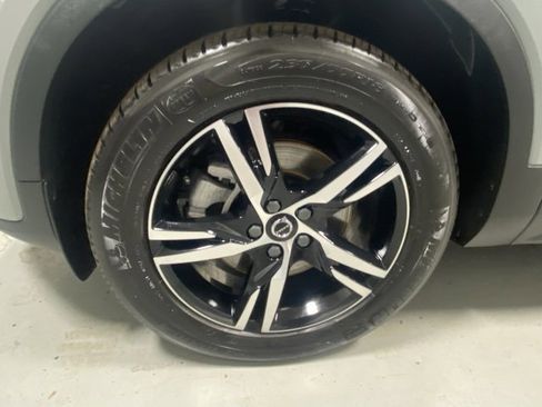 Used 2025 Volvo XC40 B5 Core image 5