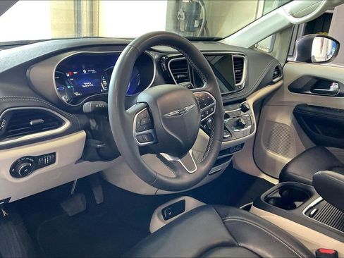 Used 2023 Chrysler Pacifica Touring-L FWD image 4
