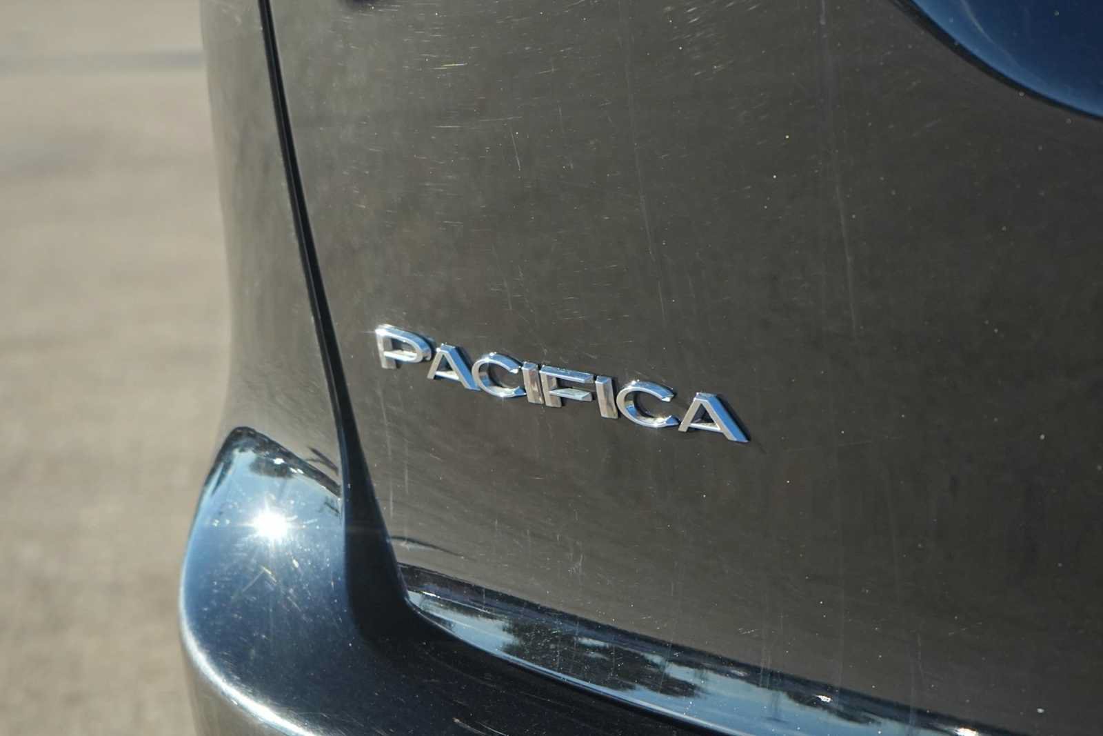 Used 2024 Chrysler Pacifica Touring-L FWD image 8