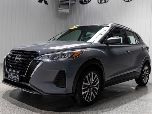 Used 2023 Nissan Kicks SV image 2