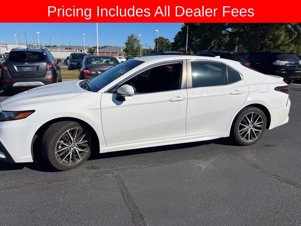 Used 2022 Toyota Camry SE FWD image 3