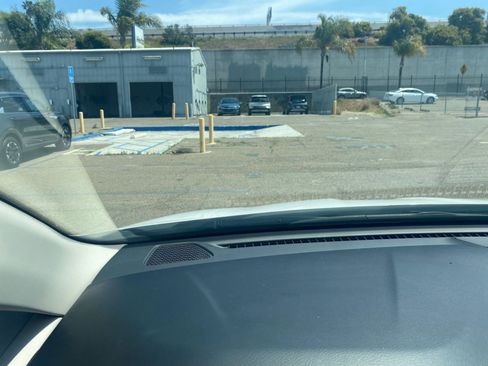 Used 2023 Chrysler Pacifica Touring-L image 35