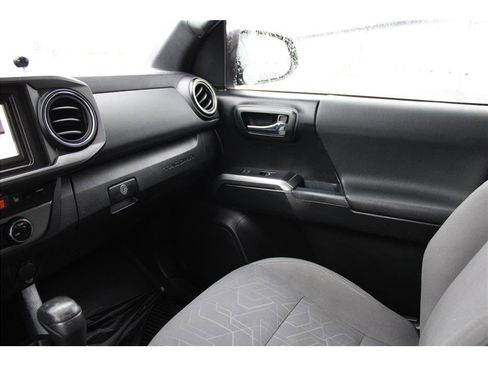 Used 2017 Toyota Tacoma TRD Off-Road w/ Premium & Technology Package image 31