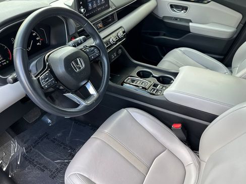 Used 2023 Honda Pilot Touring image 4
