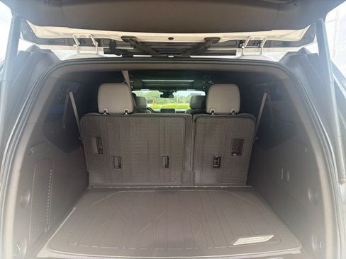 Used 2023 Chevrolet Suburban LT RWD image 15