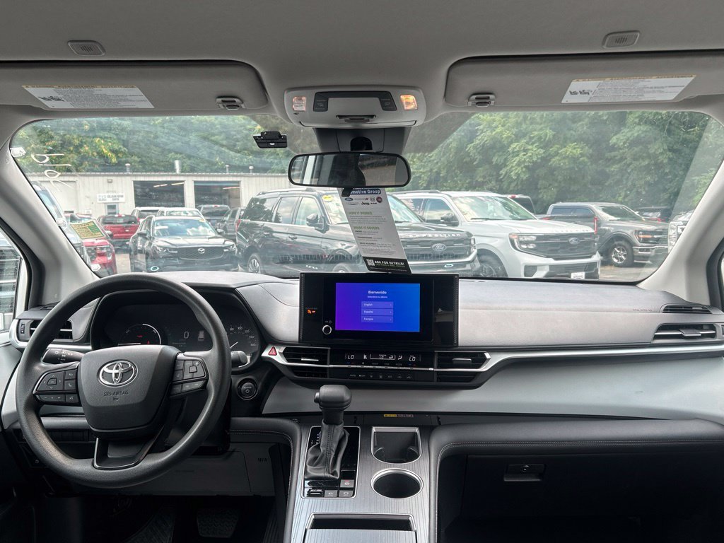Used 2025 Toyota Sienna LE AWD/4WD image 25