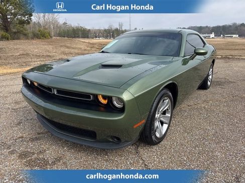 Used 2018 Dodge Challenger SXT image 1