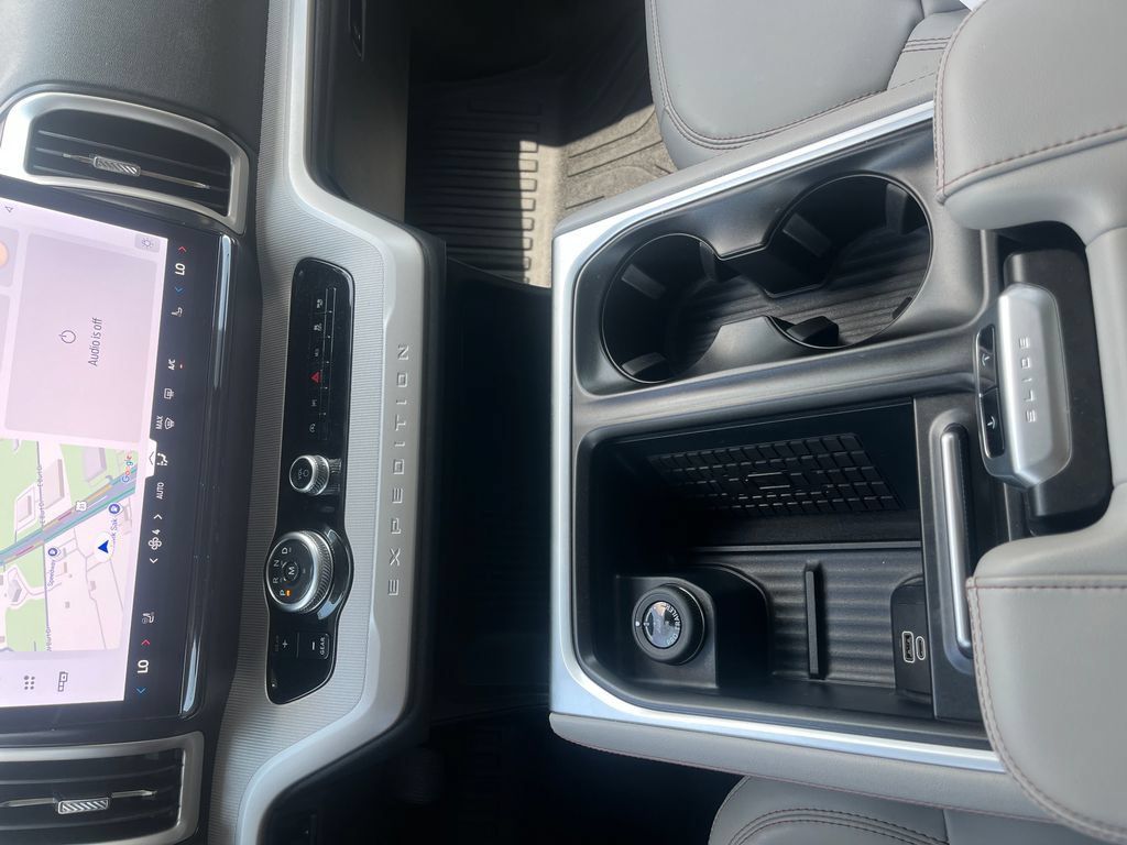 Used 2025 Ford Expedition Active RWD image 23