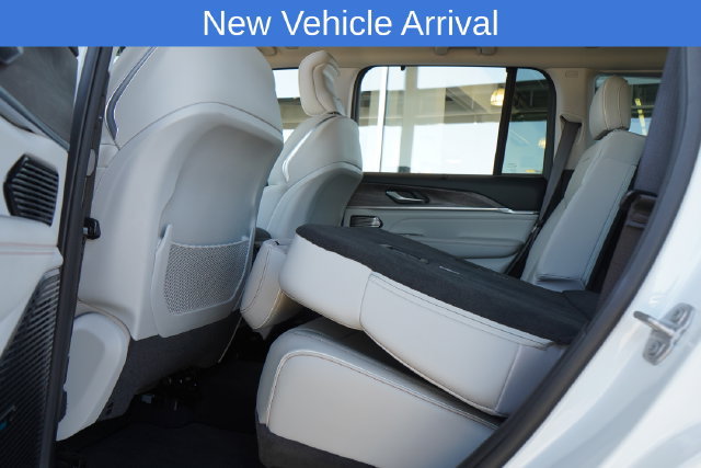 Used 2022 Jeep Grand Cherokee Overland w/ Luxury Tech Group IV AWD/4WD image 31