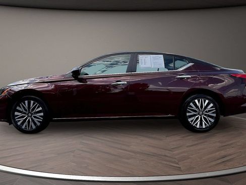 Used 2025 Nissan Altima 2.5 SV FWD image 7