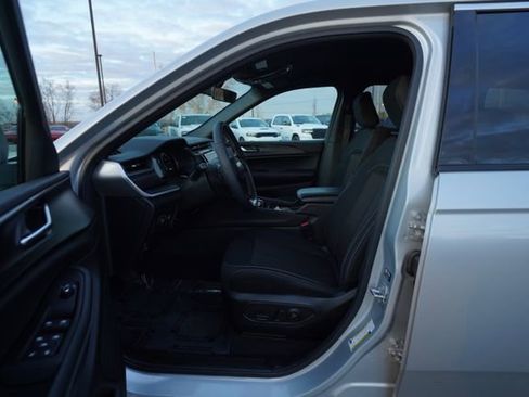 Used 2025 Jeep Grand Cherokee Laredo w/ Luxury Tech Group I image 12