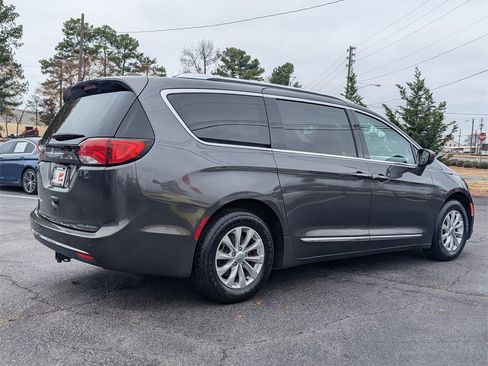 Used 2018 Chrysler Pacifica Touring-L image 4