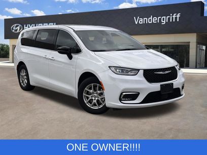 Used 2025 Chrysler Pacifica Select