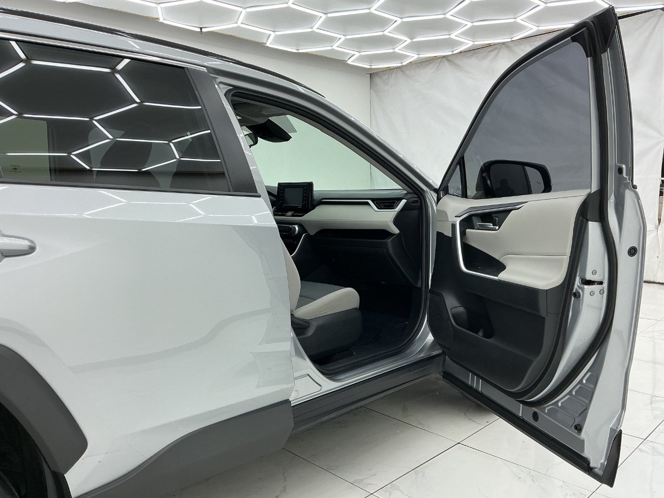 Used 2020 Toyota RAV4 XLE FWD image 17