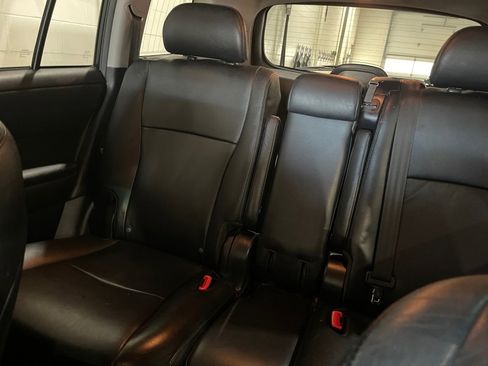 Used 2012 Toyota Highlander SE w/ Tow Pkg image 18