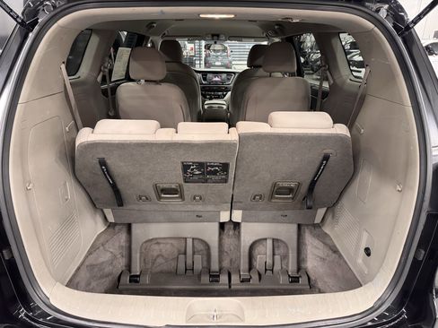 Used 2016 Kia Sedona LX w/ LX Convenience Package image 24