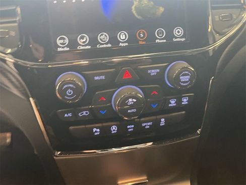 Used 2022 Jeep Grand Cherokee Laredo X image 25