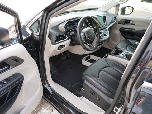 Used 2023 Chrysler Pacifica Touring-L image 15