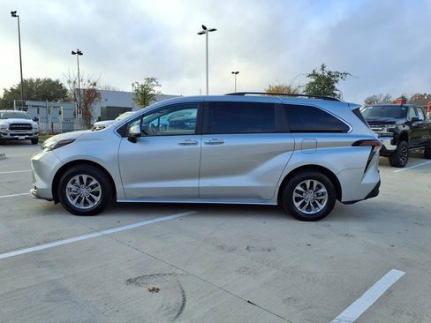 Used 2024 Toyota Sienna XLE image 8