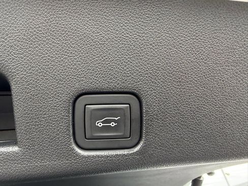 Used 2024 Chevrolet Traverse LT image 19