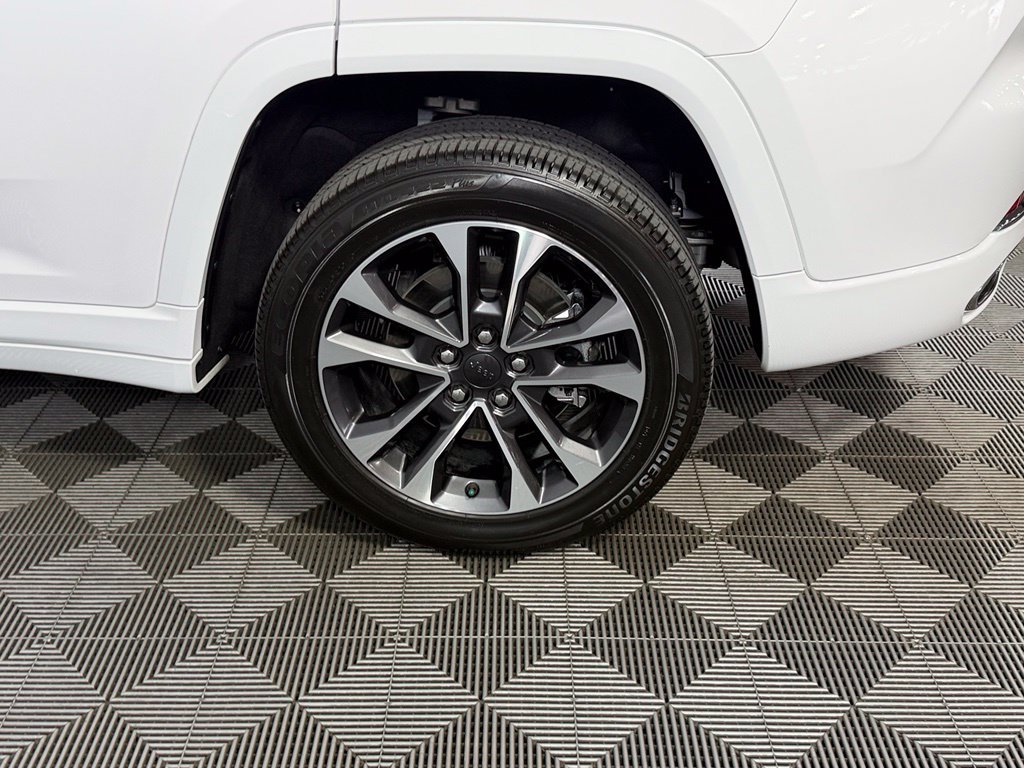 Used 2023 Jeep Grand Cherokee Overland w/ Luxury Tech Group IV AWD/4WD image 11