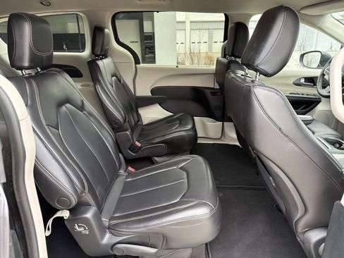 Used 2023 Chrysler Pacifica Touring-L image 21