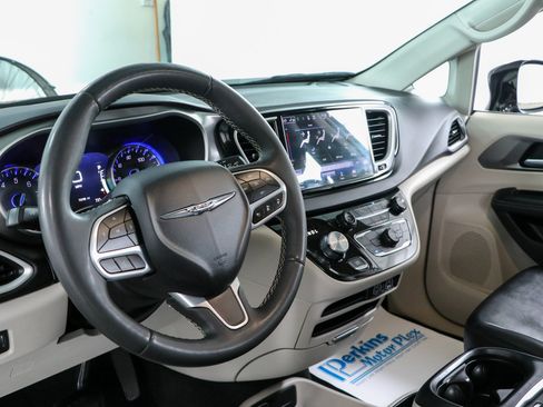 Used 2024 Chrysler Pacifica Touring-L FWD image 22