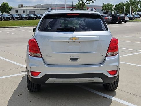 Used 2017 Chevrolet Trax LT w/ LT Convenience Package image 6