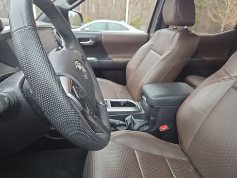 Used 2021 Toyota Tacoma Limited image 8