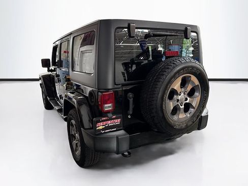 Used 2017 Jeep Wrangler Unlimited Sahara AWD/4WD image 8