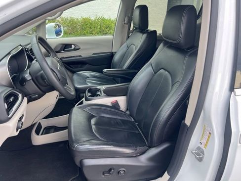 Used 2022 Chrysler Pacifica Touring-L FWD image 15