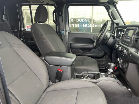Used 2022 Jeep Gladiator Sport image 11