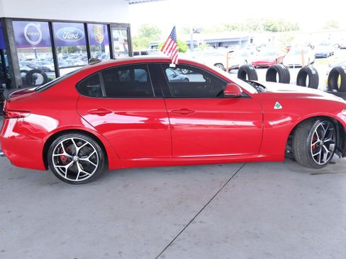 Used 2017 Alfa Romeo Giulia w/ Sport Appearance Package RWD image 4