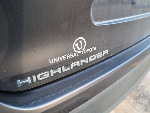 Used 2021 Toyota Highlander XLE FWD image 24