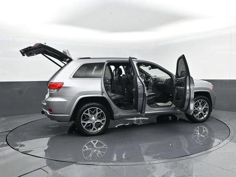 Used 2020 Jeep Grand Cherokee Overland AWD/4WD image 32