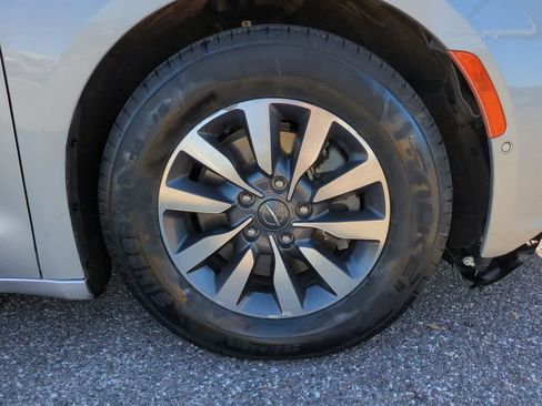 Used 2022 Chrysler Pacifica Limited FWD image 11