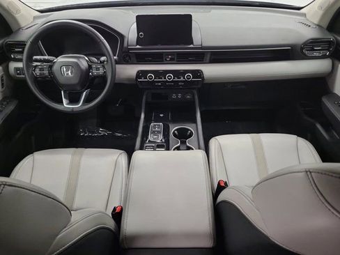 Used 2025 Honda Pilot Touring image 14