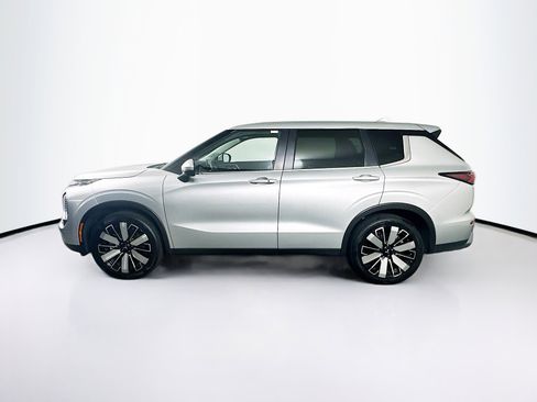 Used 2025 Mitsubishi Outlander SE image 4