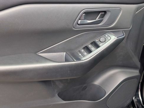 Used 2024 Nissan Rogue S FWD image 13