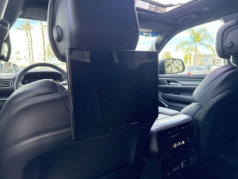 Used 2024 Jeep Wagoneer L Series III w/ Premium Group I image 16