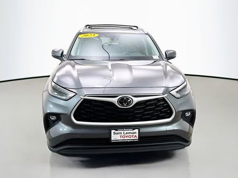 Used 2023 Toyota Highlander XLE image 2