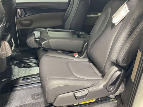 New 2026 Kia Carnival FWD image 11