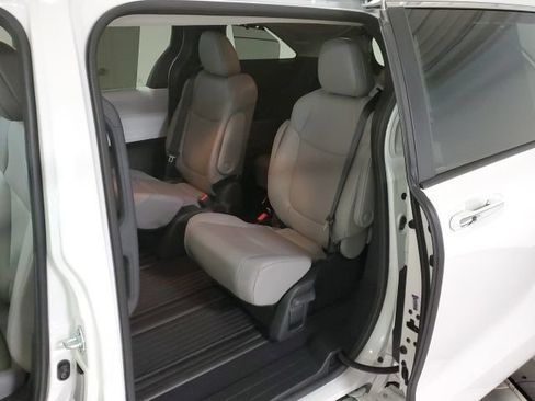 Used 2026 Toyota Sienna XLE AWD/4WD image 19
